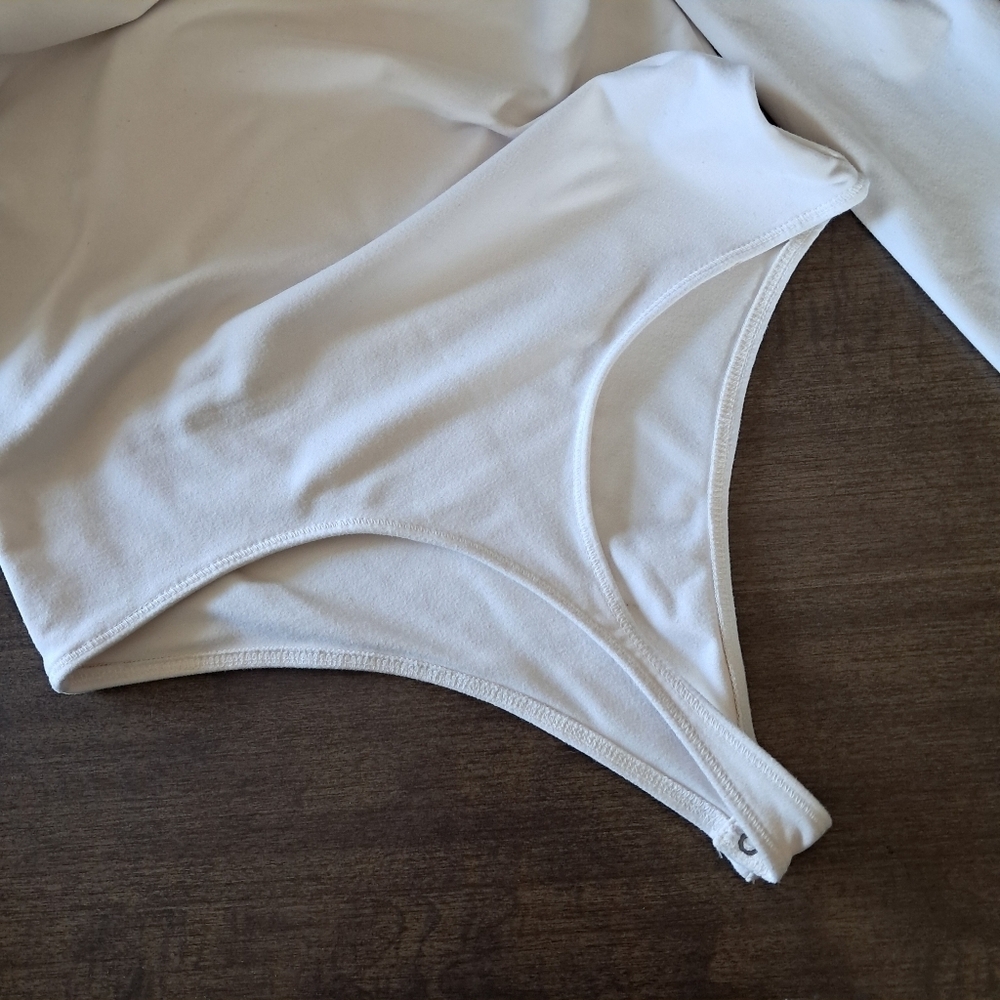 Abercrombie & Fitch Soft AF Seamless Long-Sleeve Ivory Bodysuit Size Medium - Picture 5 of 8